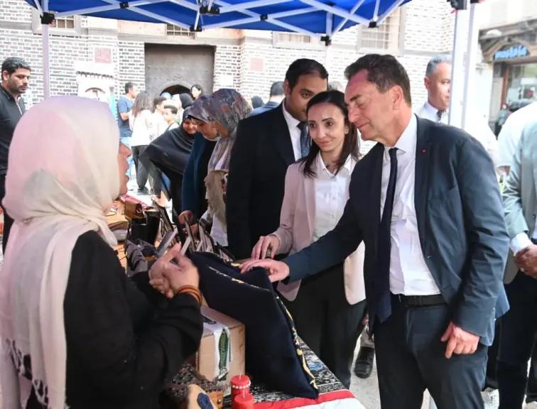 من قلب جوهرة النيل.. محافظ البحيرة والسفير الفرنسى يتابعان الحرف اليدوية وصناعة السجاد اليدوي