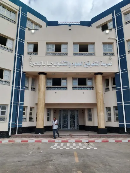 مدير ”تعليم البحيرة” يتفقد أعمال التشطيبات النهائية بمدرسة STEM للمتفوقين بدمنهور