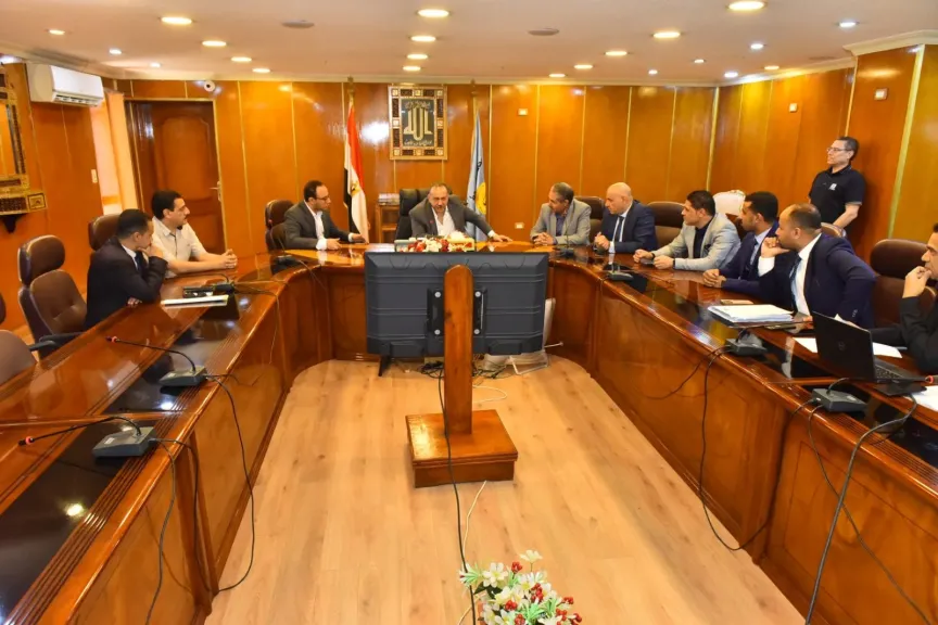 محافظ أسيوط يبحث مع مجموعة من الشباب آليات تطوير جودة الخبز وتنفيذ مشروعات تدريبية