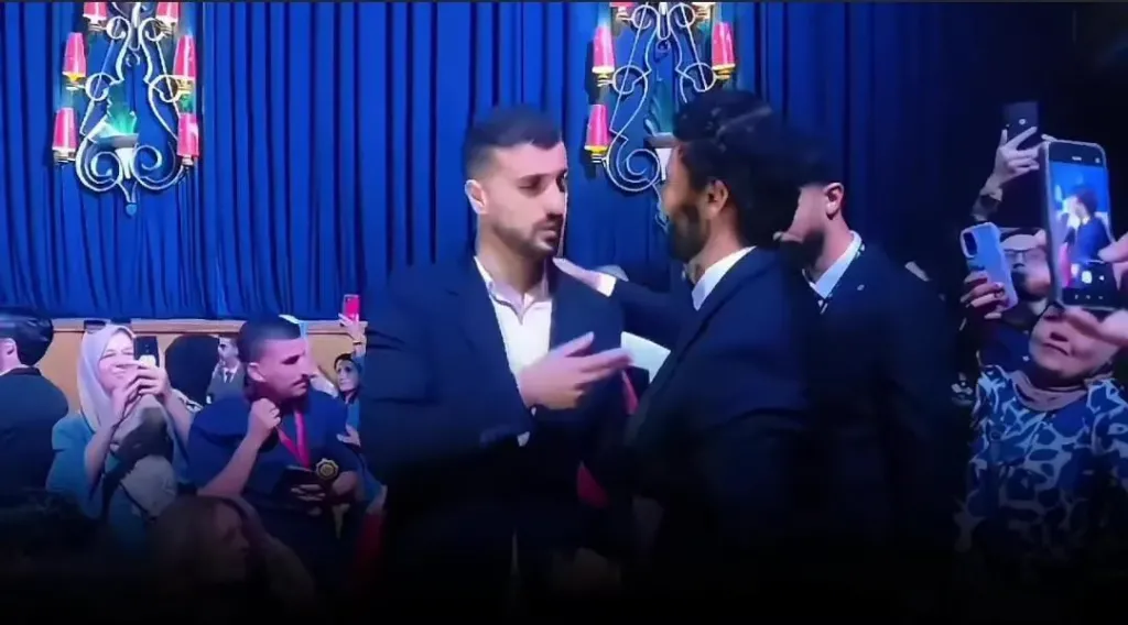 شاب فلسطيني يحتضن خالد النبوي: احنا بنحبك وبنحب مواقفك الخالدة تجاه قضيتنا