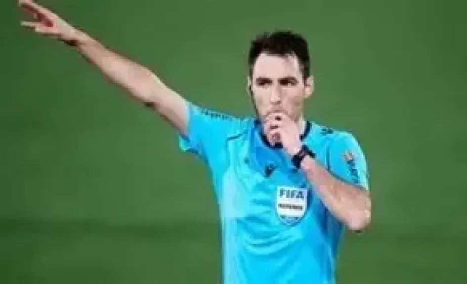 الإسباني مونيوز حكما لمباراة الأهلي ضد الزمالك