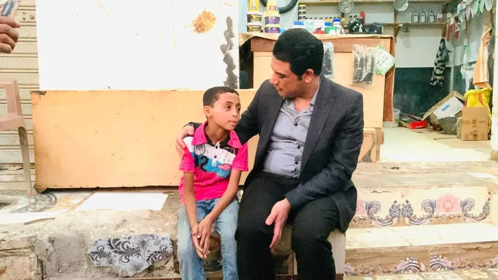 نائب محافظ سوهاج يستجيب لمناشدة الطفل ”عبدالله” ويسدد إيجار محل والده لعام كامل
