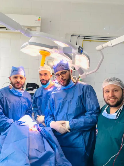 أبطال جراحة الأوعية الدموية بــ”الفيوم العام” ينقذون شابًا من الموت
