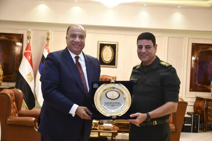 رئيس غرفة ملاحة الإسكندرية في زيارة رسمية لتهنئة قائد المنطقة الشمالية العسكرية