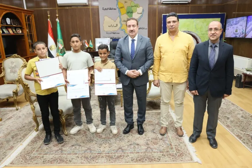 في لفتة إنسانية.. محافظ المنوفية يكرم طلاب ساقية أبو شعرة لأمانتهم بعد عثورهم على مبلغ مالي