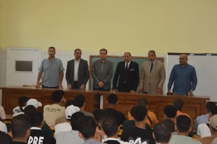 نائب رئيس جامعة الأزهر للوجه القبلي يلتقي طلاب الفرقة الأولى بكلية الطب البيطري بأسيوط