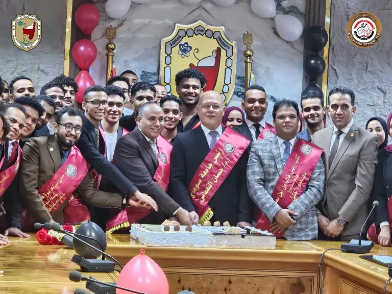 جامعة سوهاج تبدأ عامها بوقود الشباب.. «طلاب من أجل مصر» تهدي رئيس الجامعة رسالة ولاء وتعهد بالتميز