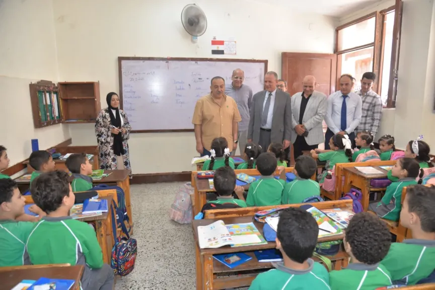 محافظ أسيوط يتابع انتظام العملية التعليمة ويتفقد مدرسة بدر الرسمية للغات بحي شرق ويشيد بتطوير معامل الصوتيات والحاسب الآلي