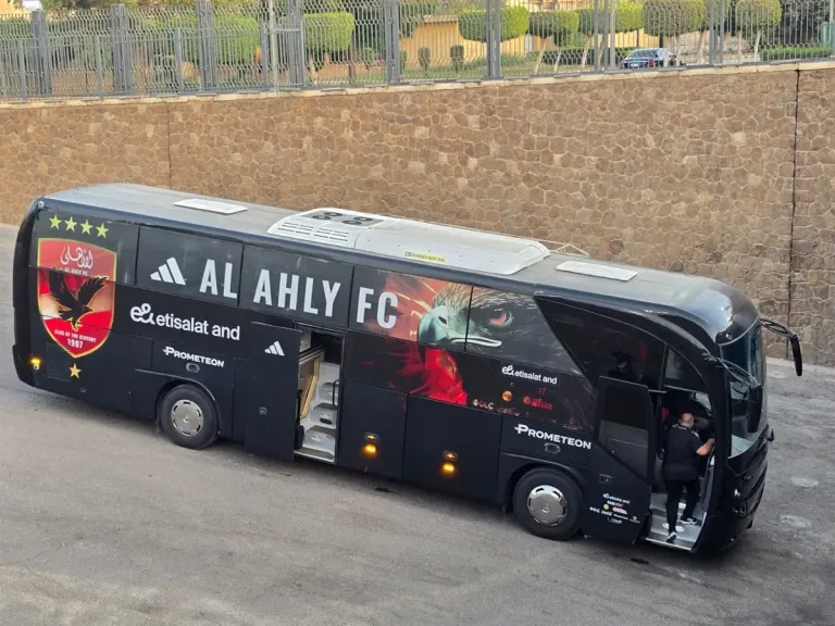 وصول حافلة الأهلي لاستاد القاهرة استعدادا لمواجهة الزمالك في القمة