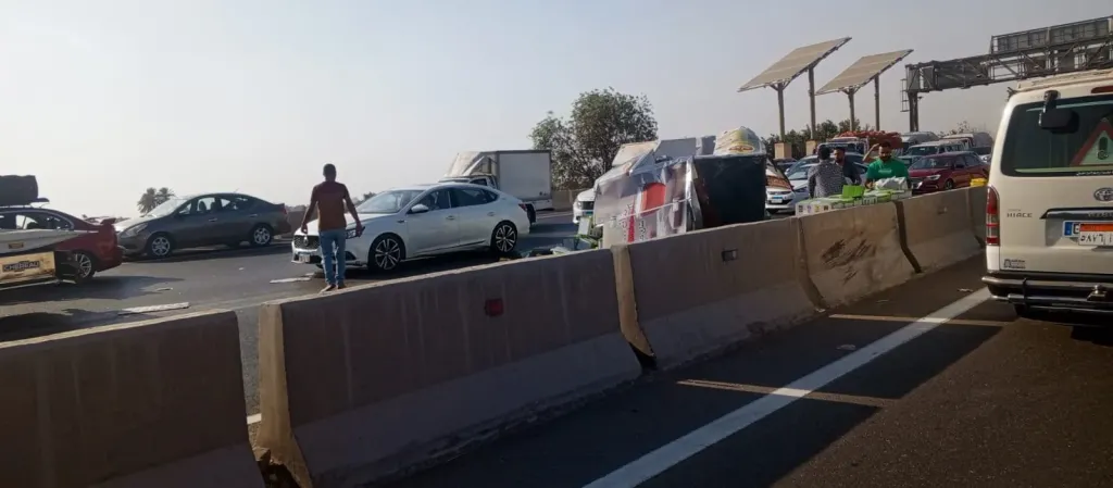 اصطدام سيارة نقل بالحاجز الخرساني يعطل المرور على طريق بنها الحر