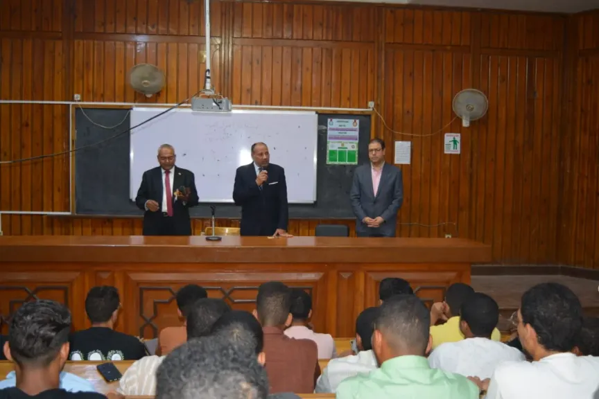 نائب رئيس جامعة الأزهر للوجه القبلي يتابع انتظام الدراسة بكلية الشريعة والقانون بأسيوط