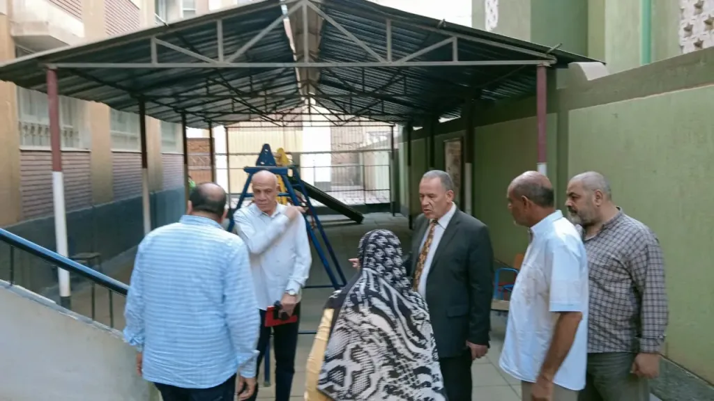 مدير تعليم أسيوط يتفقد أول مدرسة صديقة للبيئة تعمل بالطاقة الشمسية بأبنوب