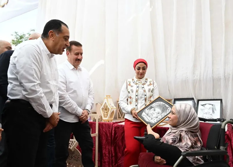 فتاة ترسم بقدميها أبهرت رئيس الوزراء برسوماتها خلال زيارته للمنوفية