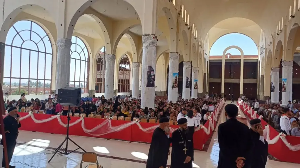 في أولى محطات زيارته الرعوية باسيوط.. إيبارشية ديروط وصنبو تتزين لاستقبال البابا تواضروس الثاني