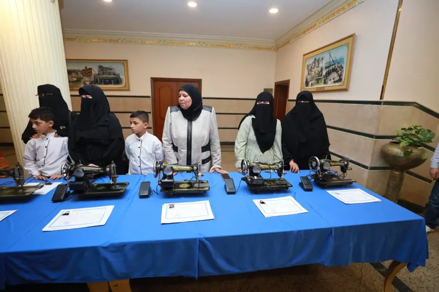 تسلم 11 ماكينة خياطة للمتدربات بالوحدة التدريبية المتنقلة لمديرية العمل مجاناً