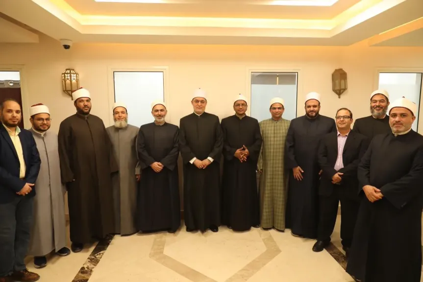خلال تفقُّده إدارةَ المراجعة والتراث بدار الإفتاء.. المفتي يشدِّد على ضمان جودة الفتاوى والإصدارات ومطابقتها للمعايير العلمية