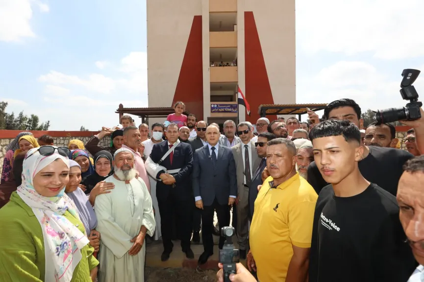 استقبال حافل بالزغاريد من أهالي عزبة شحاتة لمحافظ كفرالشيخ خلال افتتاح مدرسة شحاتة للتعليم الأساسي الجديدة