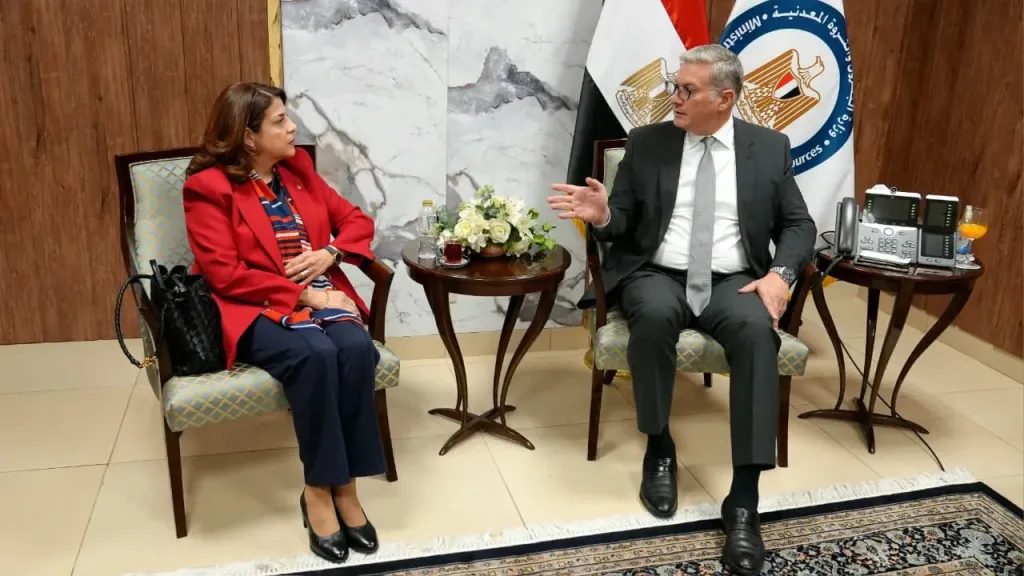 وزير البترول مع إيمان هيل