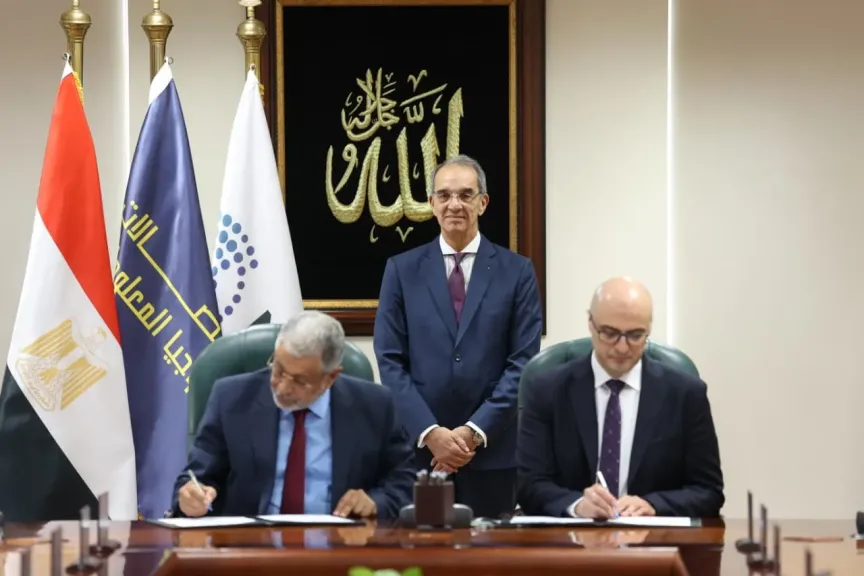 وزير الاتصالات يشهد مراسم توقيع تراخيص خدمات و”إنترنت الأشياء” بين تنظيم الاتصالات و7 شركات عالمية لتصنيع السيارات