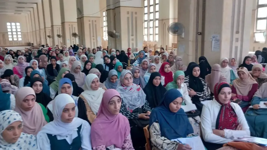 عميد كلية التربية بنات بأسيوط يعقد لقاءً مفتوحاً لتعزيز التواصل ودعم طالبات الفرقة الأولى