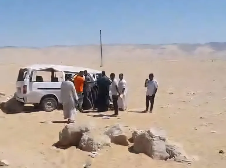 4 وفيات و14 مصاب.. ارتفاع عدد ضحايا حادث انقلاب سيارة ميكروباص على صحراوي قنا