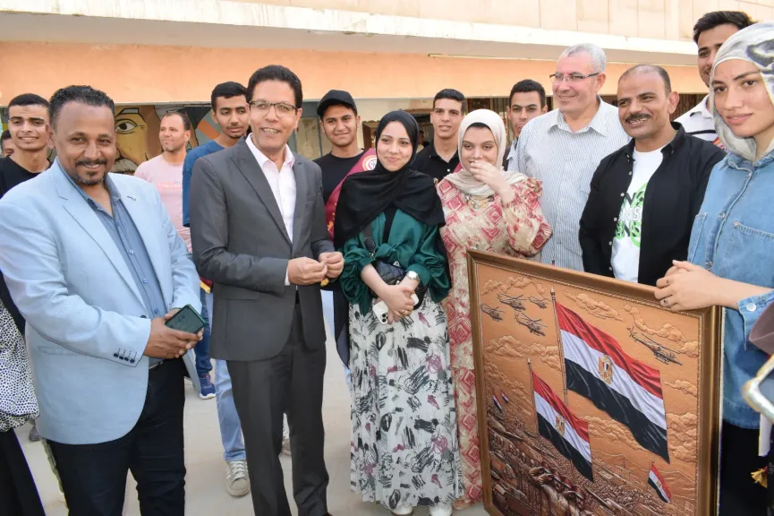 ”الجيزاوي” يتفقد كليتي الفنون التطبيقية والتربية النوعية.. ويؤكد على ضرورة الإلتزام بالقواعد الأخلاقية والسلوكية
