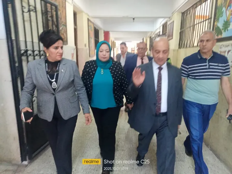 بالصور.. زيارة مفاجئة لنائب وزير التعليم لمدارس إدارة الزيتون التعليمية بالقاهرة