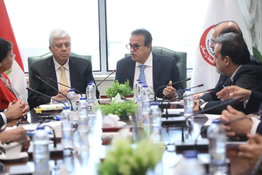 وزيرا الصحة والسكان والتعليم العالي يعقدان الاجتماع الأول للجنة التنسيقية الدائمة لتوحيد وتنسيق الرؤى بين المستشفيات التابعة للوزارتين