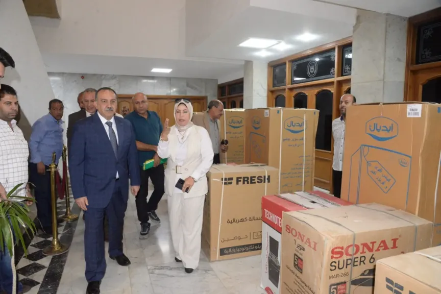 محافظ أسيوط يوزع أجهزة كهربائية وأثاثًا للأسر الأولى بالرعاية بمنطقة المصلى