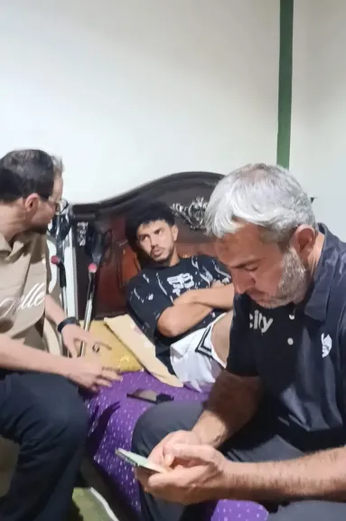 ابن كفر الشيخ أحمد وليد يتلقى زيارة من رئيس نادي بلدية المحلة بعد إصابته في لقاء القناة