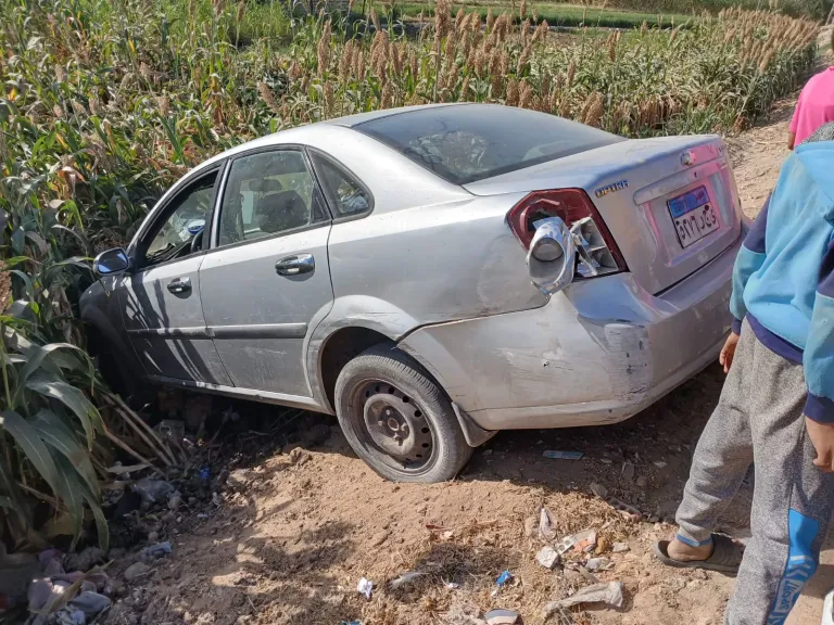 إصابة 3 أشخاص في تصادم سيارتين بطريق أسيوط الجديدة