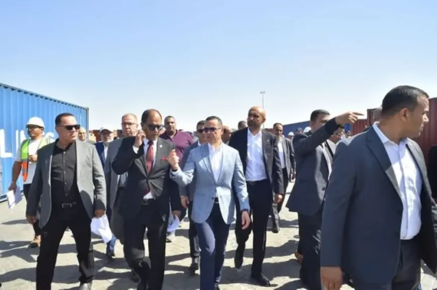 وزير الاستثمار يتفقد ميناء العين السخنة ويتابع سير العمل بمنظومة الفحص المشترك