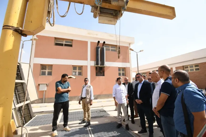 وزير الإسكان يتفقد محطة رفع صرف صحي ابني بيتك ٥  بمدينة حدائق أكتوبر