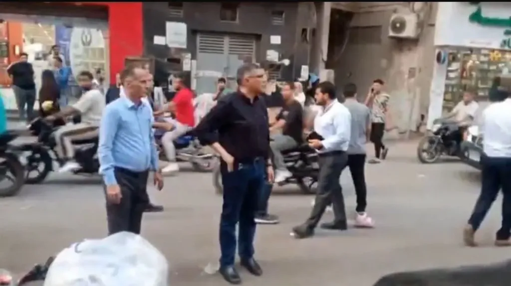 محافظ الجيزة يتجول متخفيًا دون حراسة ويستبعد مسؤولين مقصرين في بولاق والهرم والدقي| خاص