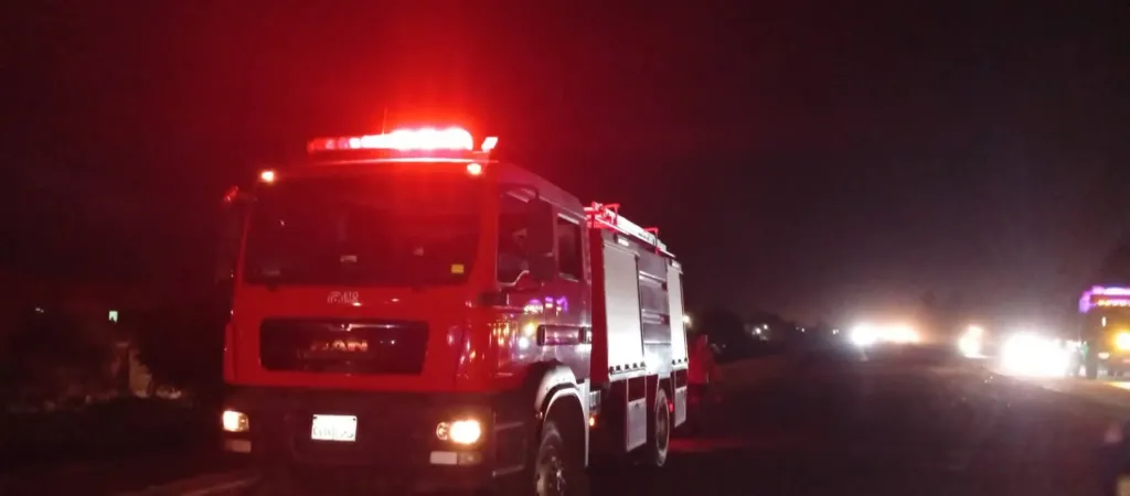 الدفع بقوات الحماية المدنية والإطفاء لإزالة بقعة زيت بطريق أسيوط