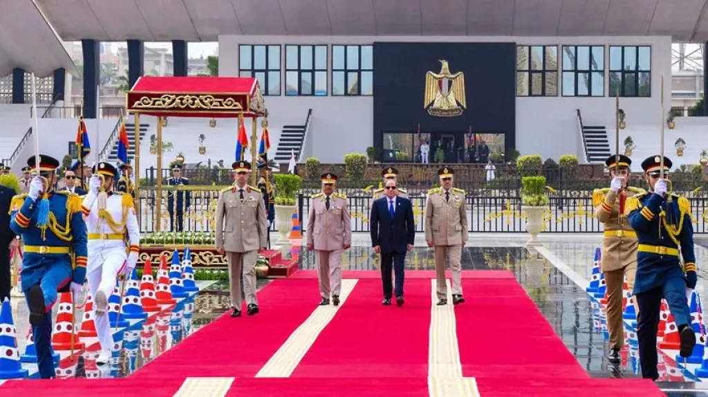 السيسي يضع إكليل الزهور على النصب التذكاري لشهداء الجيش ويجتمع مع المجلس الأعلى للقوات المسلحة