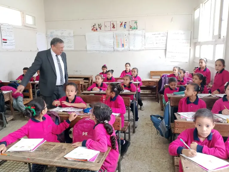 مدير ”تعليم البحيرة” يتابع الدراسة بالرحمانية ويطمئن على سلامة الطلاب بالمدارس القريبة من نهر النيل