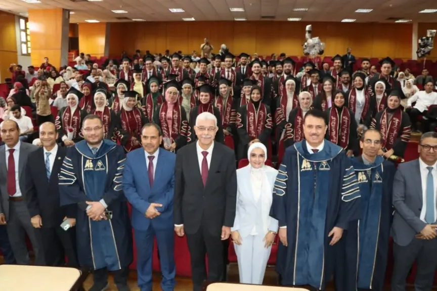 رئيس جامعة المنوفية يشهد حفل تخرج أول دفعة بكلية الذكاء الاصطناعي