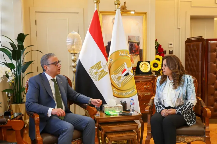 وزيرة التنمية المحلية مع محافظ الفيوم