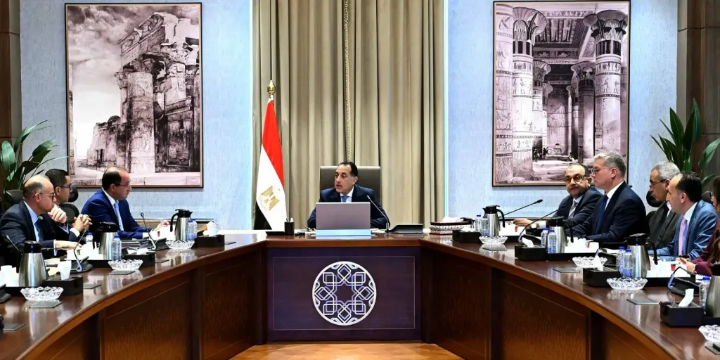 رئيس الوزراء يستعرض جهود تجهيز الطروحات الحكومية وتنشيط البورصة لجذب استثمارات القطاع الخاص