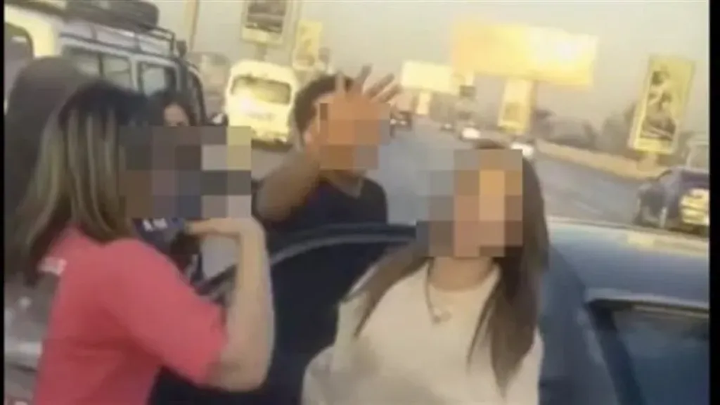 المتهمون بالقيام بفعل فاضح في الطريق العام 
