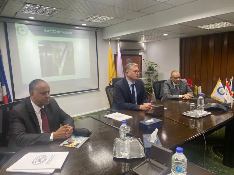 زيارة مفاجئة لوزير البترول لشركة بدرالدين لمتابعة الإنتاج والسلامة بالصحراء الغربية