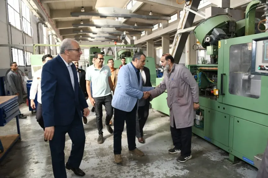 بشكل مفاجئ وزير الدولة للإنتاج الحربي يقوم بجولة تفقدية لشركة أبو زعبل للصناعات المتخصصة