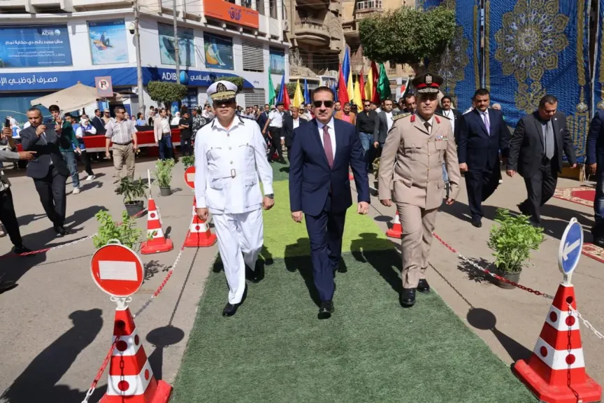 محافظ المنوفية يضع إكليلاً من الزهور على النصب التذكاري بشبين الكوم ويقدم التهنئة لأهالي وأبناء شعب المحافظة