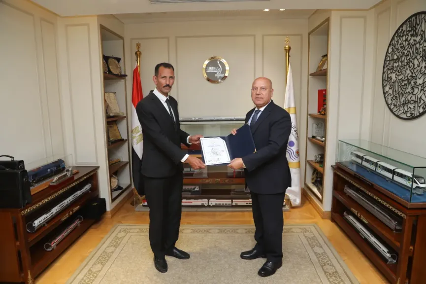 تكريم سائق أتوبيس بشركة غرب ووسط الدلتا بعد عثوره على حقيبة بها أكثر من مليون جنيه وتسليمها للشرطة