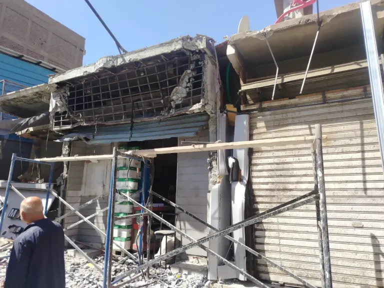 عشان يستولي على أماكنهم.. القبض على المتهم باقتحام 3 محلات تجارية بلودر وتكسيرهم فجرًا في بندر قنا