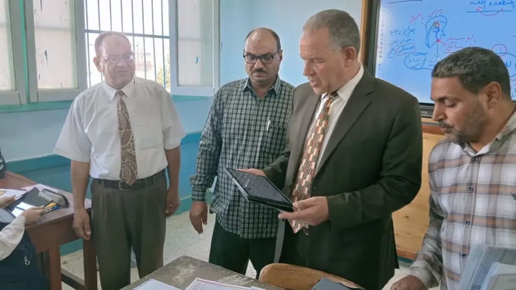 مدير تعليم أسيوط يتابع تسليم التابلت لطلاب الثانوية والتسجيل بمنصة كيريو للبرمجة والذكاء الاصطناعى