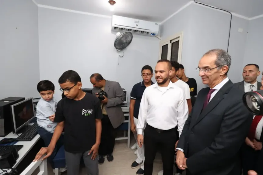 وزير الاتصالات يزور شركتين مصريتين فى الأقصر وقنا تعملان فى مجال تقديم خدمات تكنولوجيا المعلومات