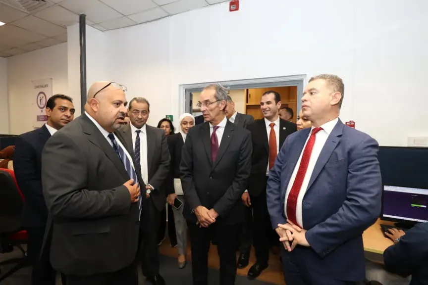 «وزير الاتصالات» يزور شركتين مصريتين فى الأقصر وقنا تعملان فى مجال تقديم خدمات تكنولوجيا المعلومات