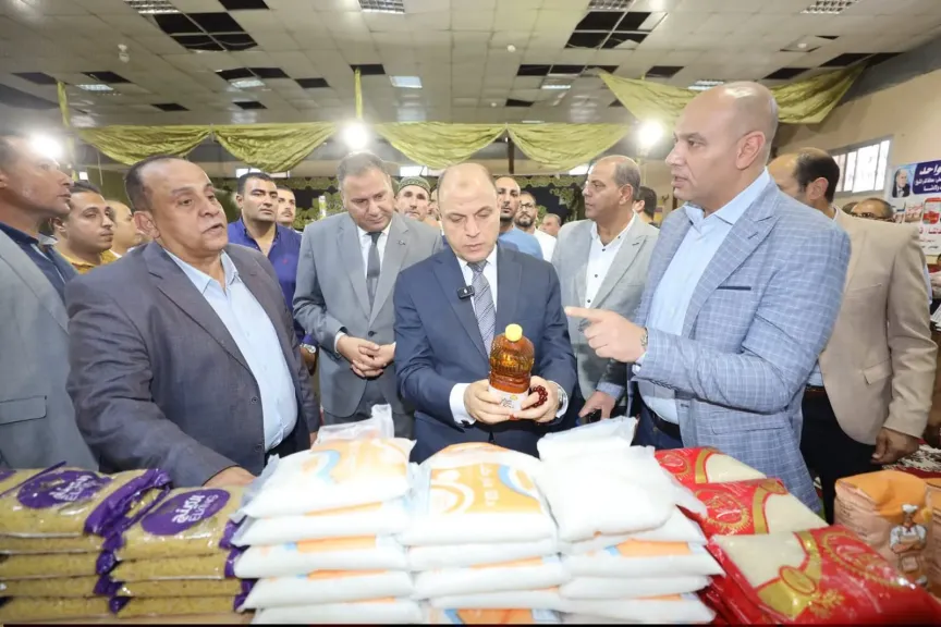 محافظ كفرالشيخ يتفقد سوق «اليوم الواحد» للسلع الغذائية والاستهلاكية بسيدي سالم ويؤكد استمرار توفير السلع بتخفيضات تصل إلى 30%